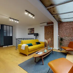 https://superbe-loft-avec-patio-tour-eiffel.fr-paris.fr